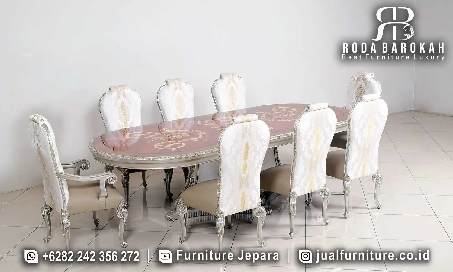 Produsen Meja Makan Mewah Klasik 8 Kursi SMM-787 1 Set meja makan mewah klasik SMM-787 lengkap dengan meja oval top marquetry inlay dan delapan kursi makan ukir kain damask putih gold.
